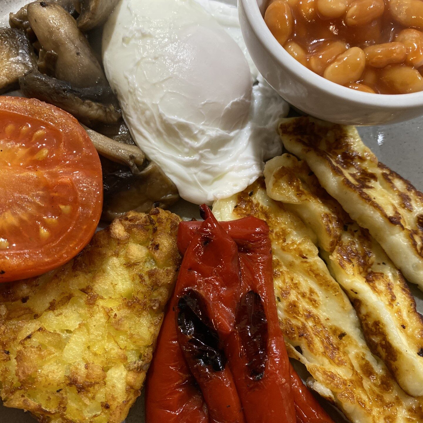 Goodwin Guest House in Keswick Lake District B & B Vegetarian V Breakfast Halloumi Roasted red pepper Hash Brown Grilled Tomato Sauteed Mushrooms Baked Beans Poach Eggs